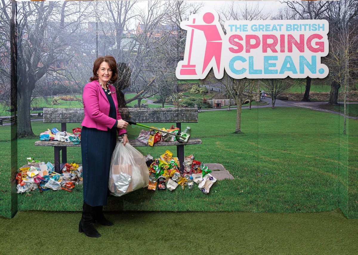 Here is my MP @Jochurchill_MP Jo is promoting @KeepBritainTidy. She is doing this by posing for a photo against a backdrop. I suspect Jo is not really picking up litter. Jo is a member of @Conservatives