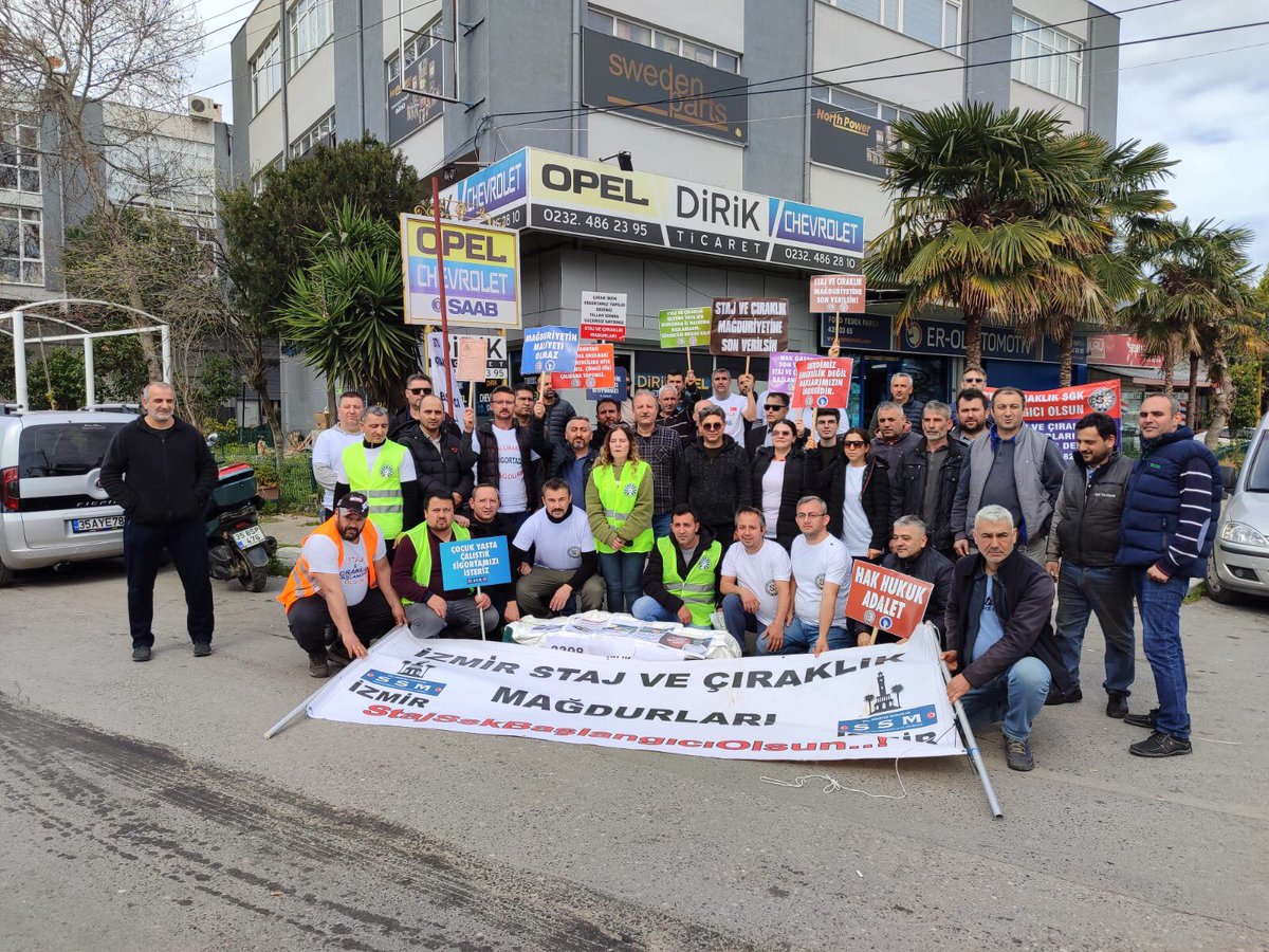 CirakStajFED's tweet photo. İzmir Derneğimizden @staj_dernegi mağdur arkadaşlarımız, Sanayi Sitesinde "Çıraklık Sigortası Mağduriyeti artık bitmeli" konulu Basın Açıklaması yaptılar. 
Ardından "temsili çıraklık tabutu" ile sanayide gezerek mağduriyetimize ve aranan teknik eleman sorununa dikkat çektiler. 
Arkadaşlarımıza çok teşekkür ediyoruz. 
Gerçek Mağdurlar Diyor ki #TekDavamızÇıraklık