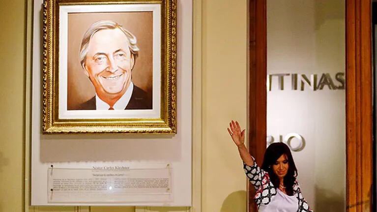 JonatanVialeXD's tweet photo. Estos eran los cuadros de los "próceres" que colgaba el kirchnerismo en la Casa Rosada.  ¿Apoyas que Javier Milei saque esos cuadros de Mierda y ponga los de nuestros próceres? https://t.co/nAxw52oa69