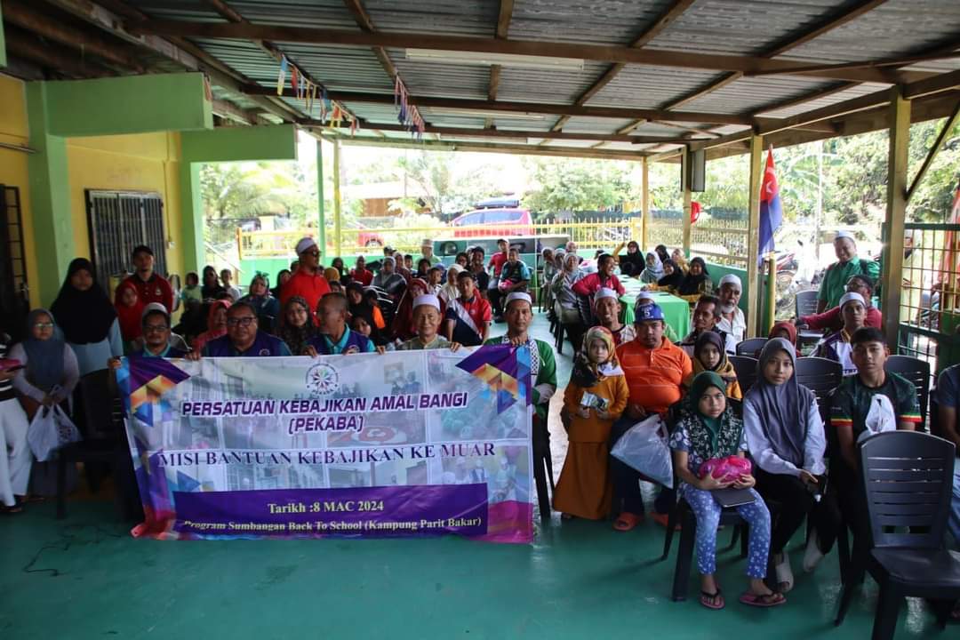 PastiMuar's tweet photo. Cikgu2 Pasti turut sama saling membantu dalam Majlis Sumbangan Kembali ke Sekolah 2024 Anjuran LKKS Muar bersama PEKABA..
(Persatuan Kebajikan Amal Bangi). 
Alhamdulillah segalanya berjalan lancar. 
#backtoschool
#pastimuo
#cikgupastimuo https://t.co/QmEcVRxTF0