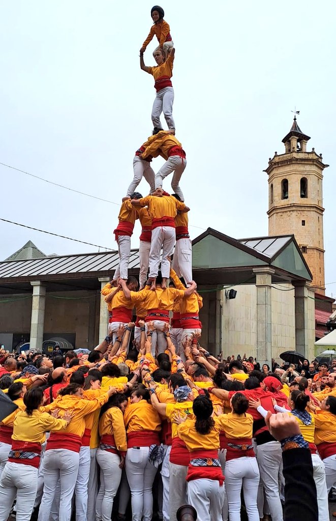 barometreCAST's tweet photo. La @conlloga_ muixeranga de Castelló ha fet avui l'Alta de 6. La primera colla de fora d'Algemesi que assoleix una figura de sis altures. Felicitats 💛 https://t.co/S8mfzoDMaP