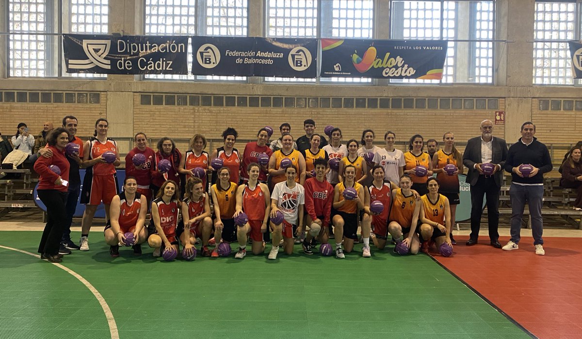 fabcadiz's tweet photo. Las disfrutonas del Baloncesto, las veteranas del @CBPortuense y de @CBPradodelRey, estuvieron esta mañana jugando un partido en la Feria del Deporte en #Ifeca y contamos con la vista del Diputado de Deportes, Javier Vidal.
#baloncestoandalucia https://t.co/W51iRQqbky