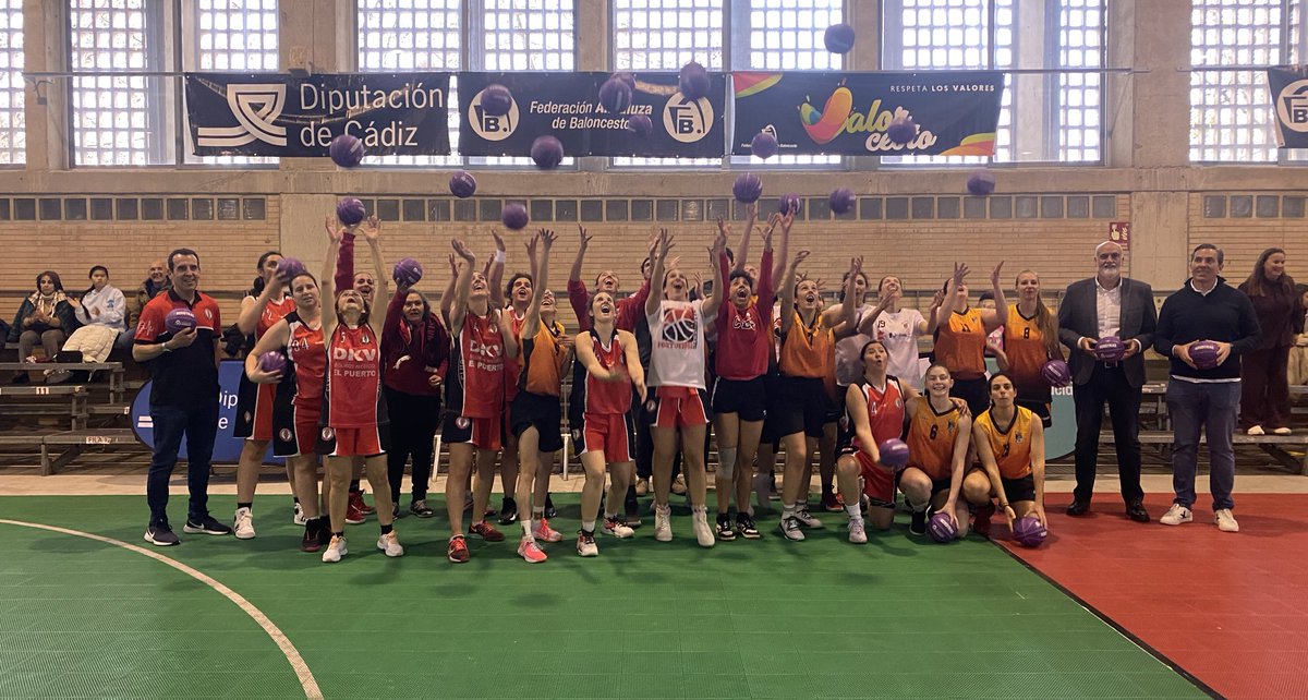 fabcadiz's tweet photo. Las disfrutonas del Baloncesto, las veteranas del @CBPortuense y de @CBPradodelRey, estuvieron esta mañana jugando un partido en la Feria del Deporte en #Ifeca y contamos con la vista del Diputado de Deportes, Javier Vidal.
#baloncestoandalucia https://t.co/W51iRQqbky