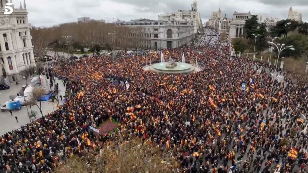 rosadiezglez's tweet photo. Gracias, ciudadanos. Ni Sánchez, ni Puigdemont, ni Otegi ni Putin podrán con nosotros. Nunca se aplicará la ley de amnistía; no mientras España sea un Estado de Derecho. Y lo seguirá siendo a pesar de que el @PSOE se ha cambiado de bando. Gracias, españoles sin complejos. https://t.co/6iUrFNcPC9