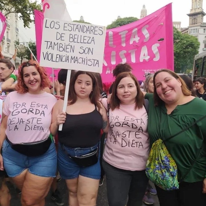 Los "estándares de belleza" no son "violencia machista", de hecho, tienen fines biológicos, reproductivos y de supervivencia.

La obesidad literalmente mata a las personas y la gente no se quiere morir. Hombres y mujeres siempre están buscando la mejor pareja para procrear y en