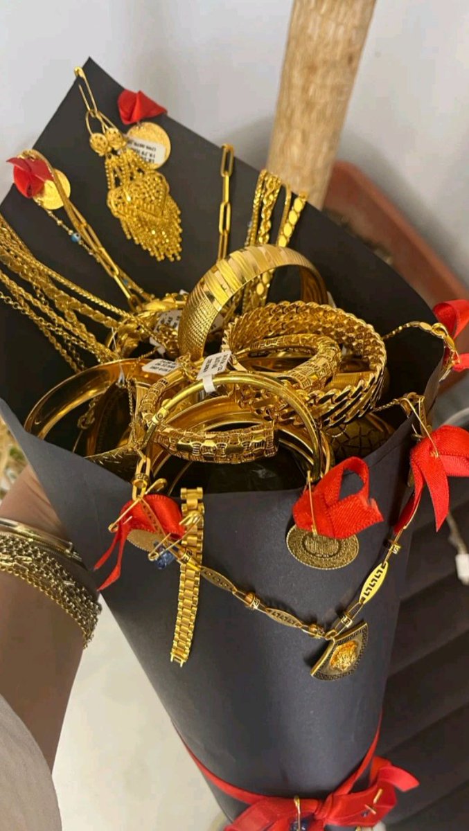 Altın bir kültürdür.Ben altın kadınıyım.Sen takarsın,takmazsın,gerdanı boş gezersin;beni ilgilendirmez.Ben altın severim.