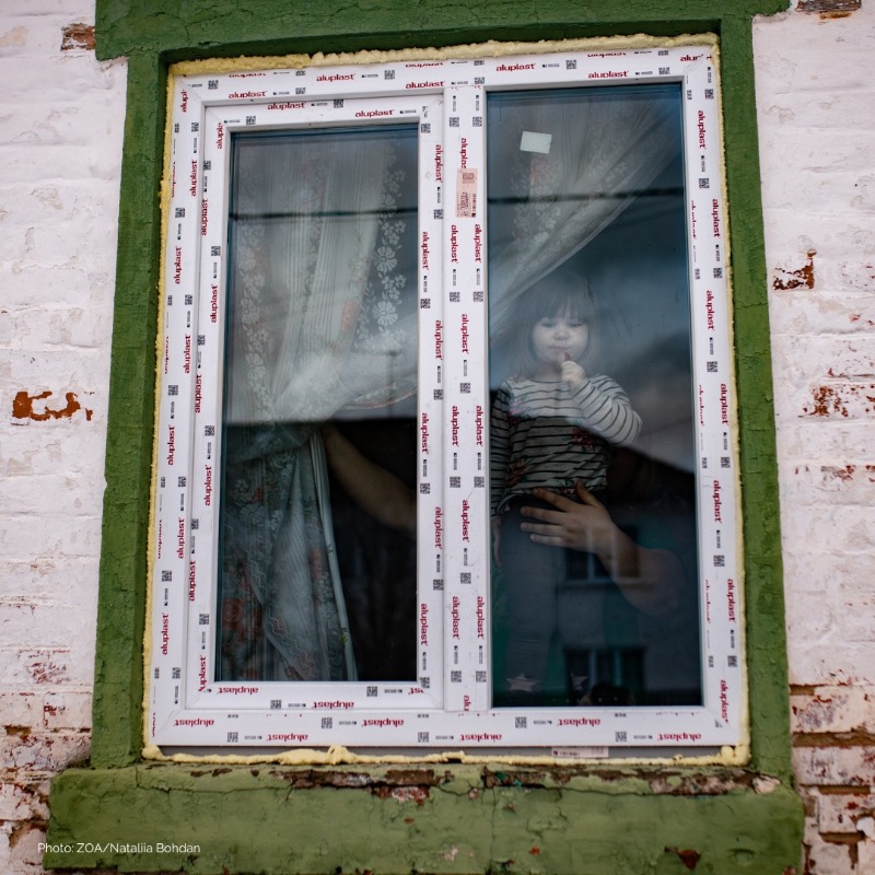 Maria and her daughter fled their home due to hostilities in the #Chernihiv region, seeking safety in a house with damaged windows. @ZOA_nl, with the #UkraineHumanitarianFund, provided solid fuel and repaired the windows, ensuring their warmth and safety during the cold months.