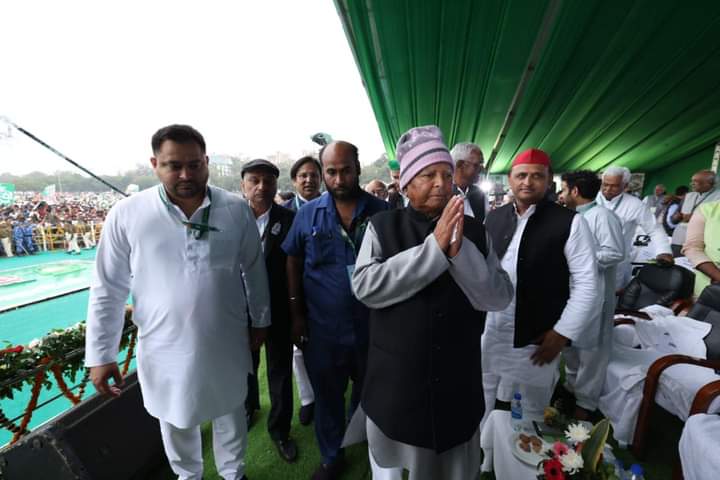socialistmanjit's tweet photo. लालू को डरा देगा उ माई ही पैदा नही हुई अब तक तो लालू को डराने वाला लाल कहाँ से पैदा हो जाएगा
34 साल से ���ही अंदाज़ रहा है EM CM PM बनना आसान है 
36 बना है 36 बनेगा
लेकिन लालू यादव सि��्फ लालू यादव है दूसरा कोई नही... https://t.co/PR6P2yVREw