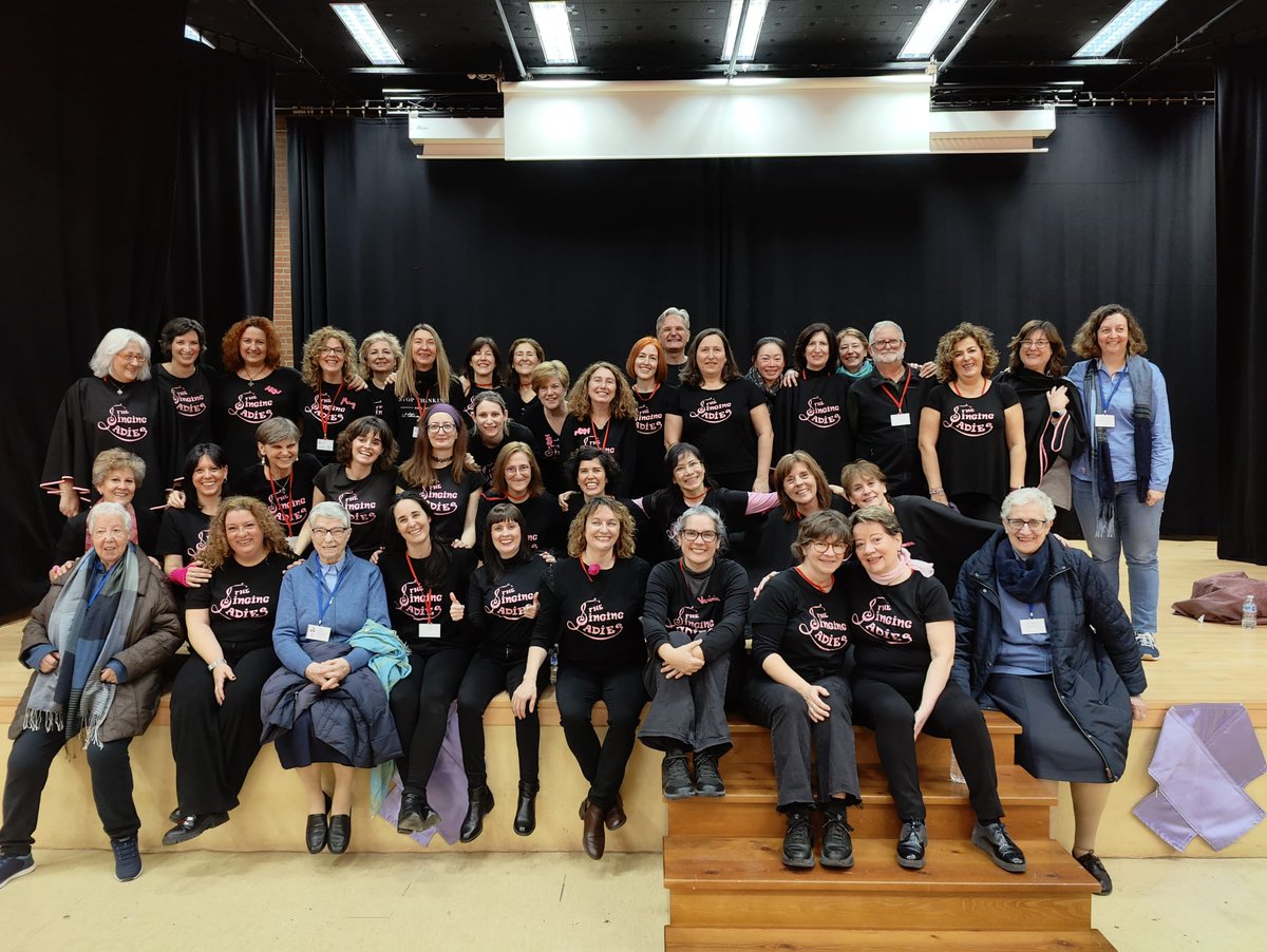 En el día después del #8M, compartimos canciones y vivencias con las mujeres privadas de libertad. Agradecidas al coro 'The Singing Ladies' por su entrega y pasión, y por promover la valentía con su música. #ObrasSocialesHHCC 💚