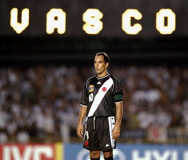 curiosiclubes's tweet photo. E o Edmundo disse durante transmissão que quer uma luta entre ele e Romário. Ele disse ainda que se dependesse apenas dele, essa luta já teria acontecido. Você iria assistir a uma luta entre Edmundo e Romário ?! https://t.co/bIYYhqC78U