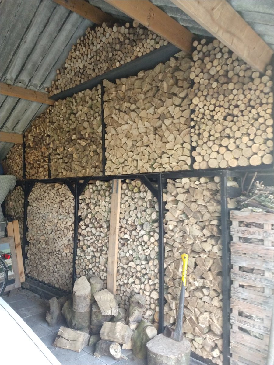 Klaar ende vol. 7 kuub essen, wilg en populier van eigen erf. Voor de energiezekerheid van 2025.