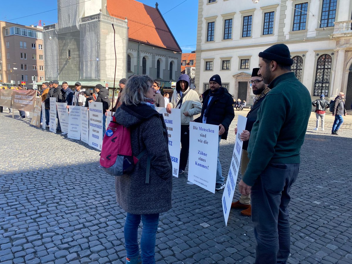 muslimeaugsburg's tweet photo. Heute fand auf den Augsburger Rathausplatz von 
11:30 Uhr bis 14:00 Uhr 
unter den #VOICEFORPEACE
eine Manwache der Ahmdiyya Muslim Jamaat Augsburg statt. https://t.co/fSiUVlR1Xx