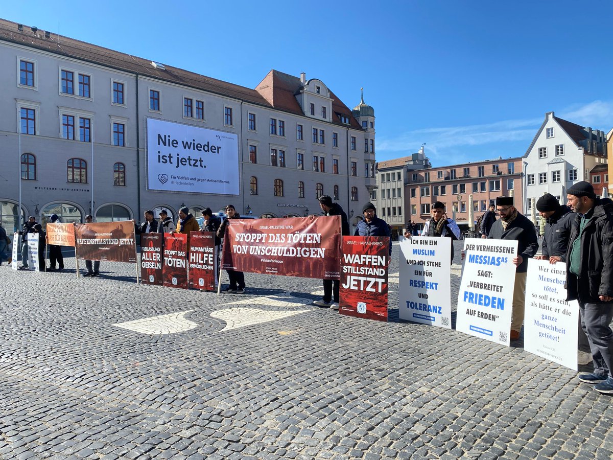 muslimeaugsburg's tweet photo. Heute fand auf den Augsburger Rathausplatz von 
11:30 Uhr bis 14:00 Uhr 
unter den #VOICEFORPEACE
eine Manwache der Ahmdiyya Muslim Jamaat Augsburg statt. https://t.co/fSiUVlR1Xx