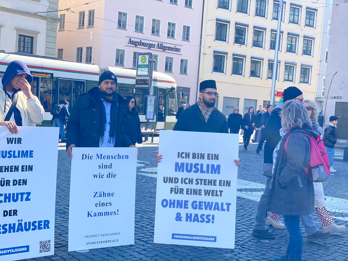 muslimeaugsburg's tweet photo. Heute fand auf den Augsburger Rathausplatz von 
11:30 Uhr bis 14:00 Uhr 
unter den #VOICEFORPEACE
eine Manwache der Ahmdiyya Muslim Jamaat Augsburg statt. https://t.co/fSiUVlR1Xx