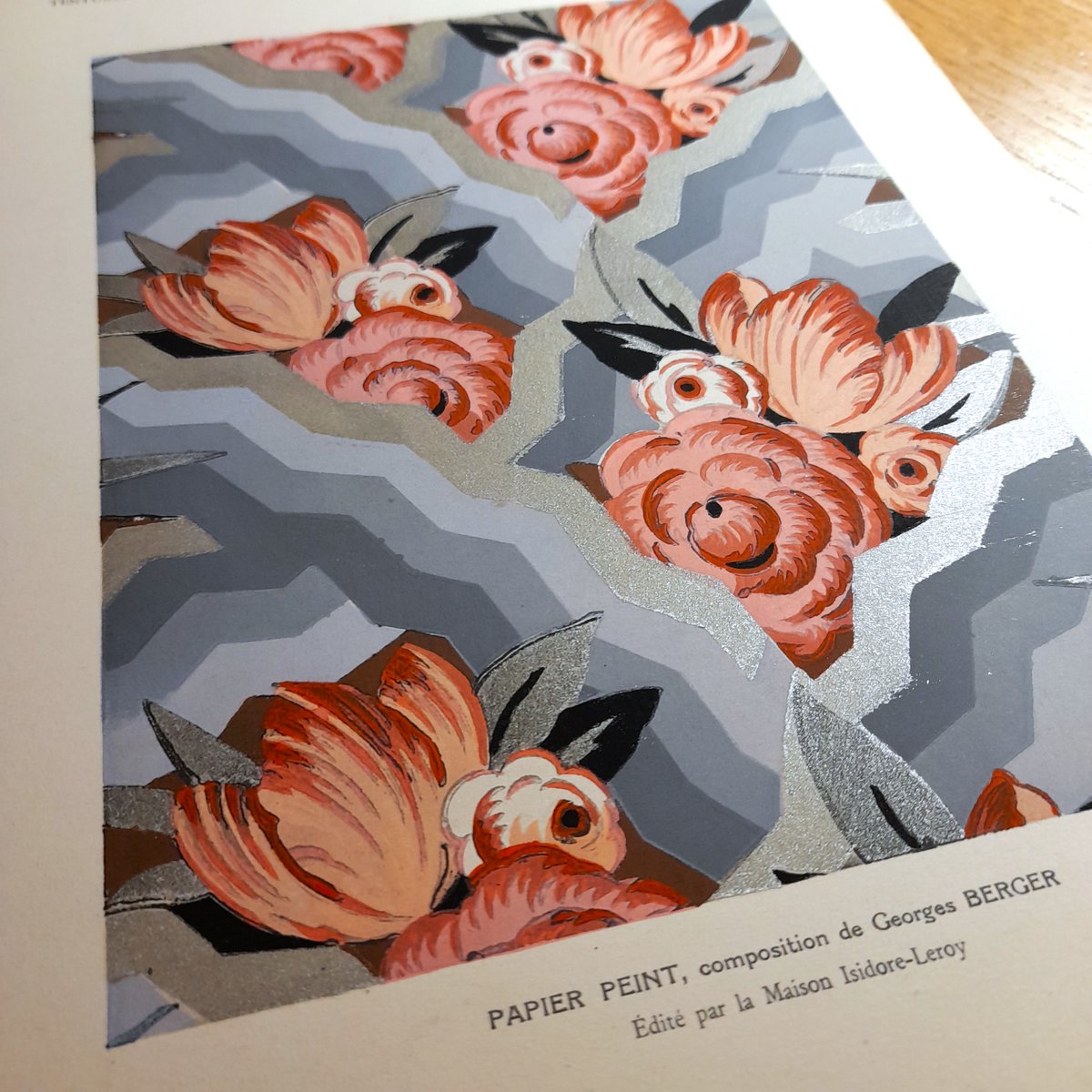 Henri Clouzot, Tentures murales et papiers modernes, 1929, Ch. Massin &amp; Cie, imp. Catala Frères, Paris. La reliure de cet album est faite d'une toile de cretonne de la maison Paul Dumas. À l'intérieur, de belles planches Art Déco de papiers peints et toiles imprimées...