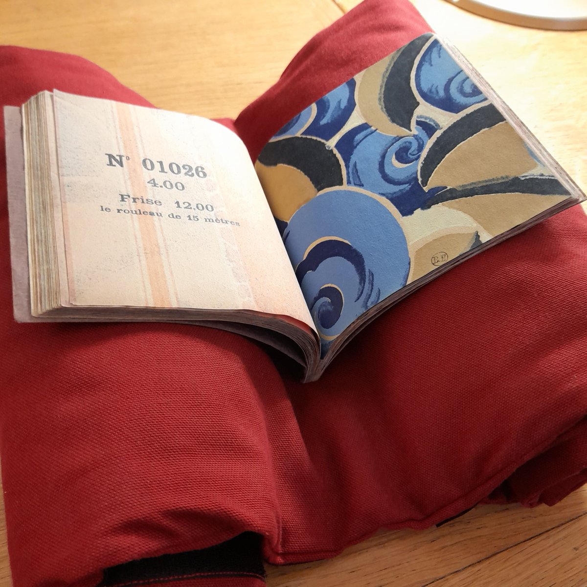 [Nouvel article] On peut circuler dans les collections de la bibliothèque Forney d’un décor à l’autre, ouvrir des livres, déplier des maquettes, manipuler des accessoires et se laisser raconter une histoire surprenante de la décoration intérieure... bibliothequeforney.wordpress.com/2024/03/01/de-…