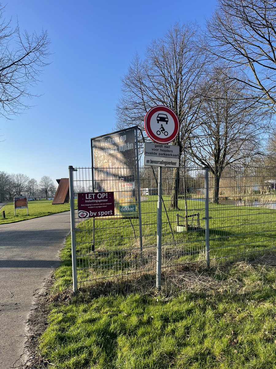 eliizex's tweet photo. @Gemeente_Lwd @POL_Leeuwarden een gemiddelde zaterdag in autopark Nijlân. Mijn hond weer bijna voor een auto… wordt er überhaupt iets gedaan met de vorige meldingen? https://t.co/wH4oiBYB0C