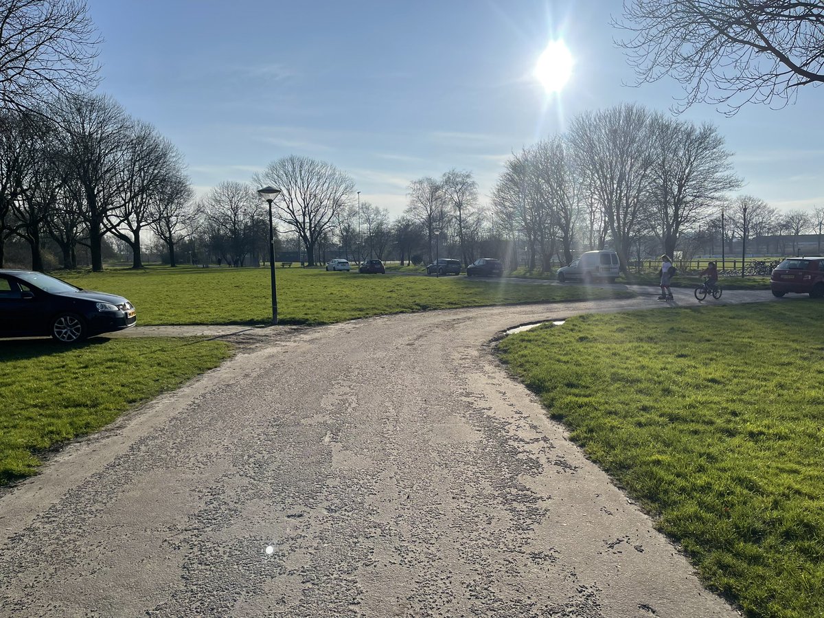 eliizex's tweet photo. @Gemeente_Lwd @POL_Leeuwarden een gemiddelde zaterdag in autopark Nijlân. Mijn hond weer bijna voor een auto… wordt er überhaupt iets gedaan met de vorige meldingen? https://t.co/wH4oiBYB0C