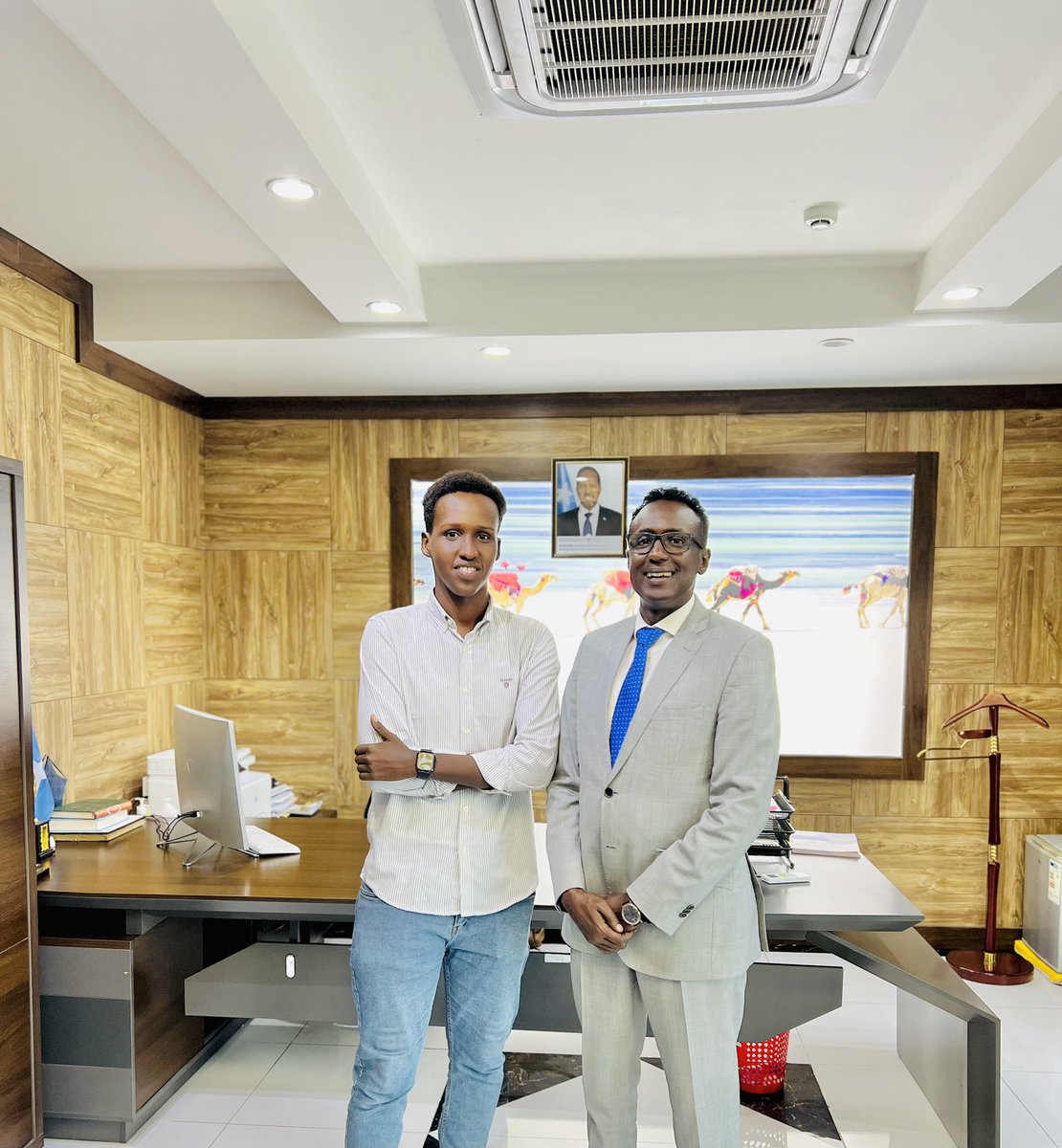 hirabe252's tweet photo. Director general @MoPIED_Somalia 

#documentarymaking 🎥 #peace #love #minster #planing #investment #economicdevelopment #somalia #2024goals https://t.co/HX310QMz9v