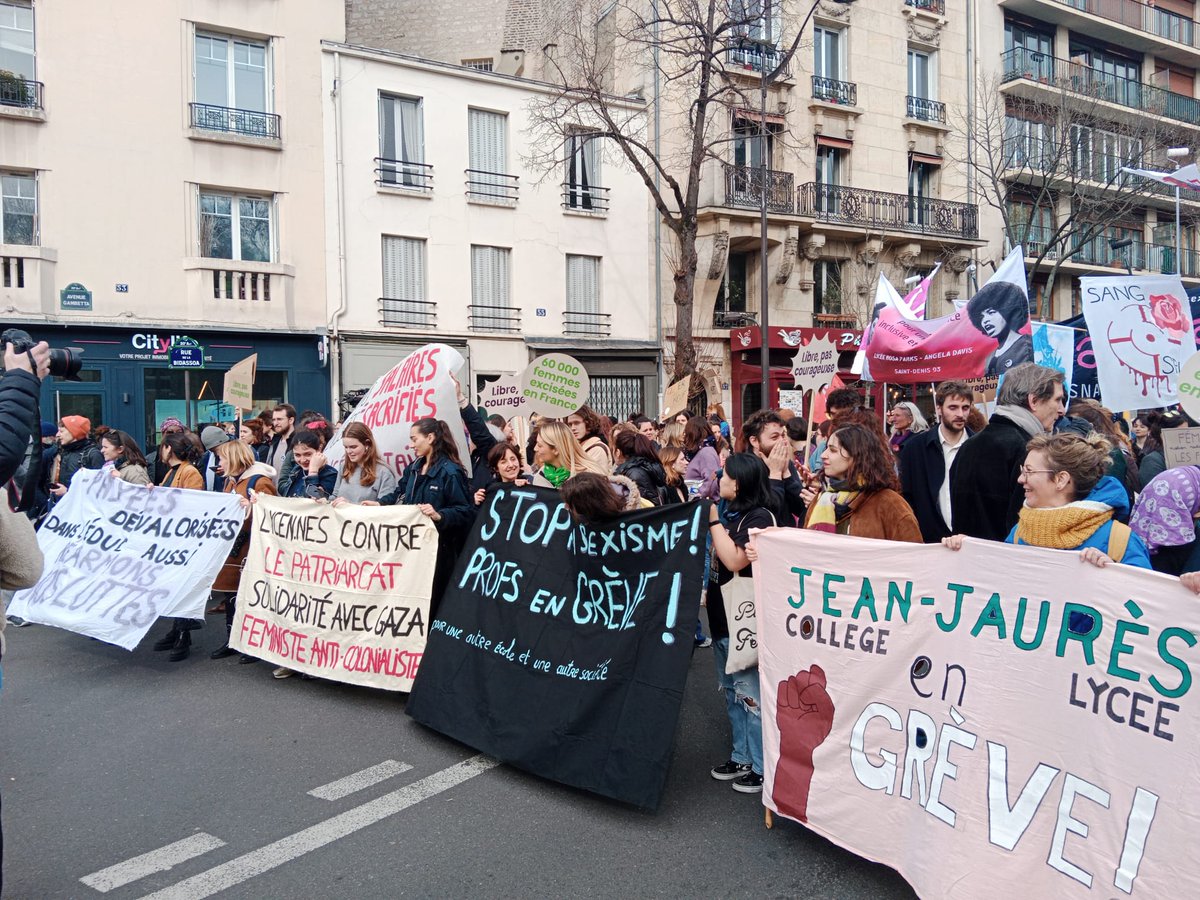 ♀️ Lycée Angela Davis en grève pour le #8M2024
#JourneeDesDroitsDesFemmes 

Et pour un #planDurgence93
1200 AESH
5000 Création de postes
Retrait du choc des savoirs
<a href="/snesfsu93/">SNES-FSU 93</a> <a href="/CGTEducCreteil/">CGT Educ Créteil</a> <a href="/SudEducation93/">Sud Éducation 93</a> <a href="/leparisien_93/">Le Parisien | 93</a>