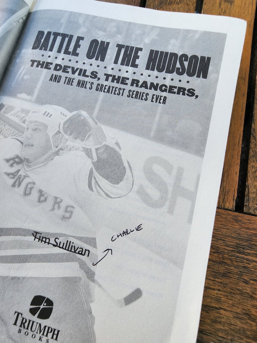iTsPeeRLeSS's tweet photo. Even signed a random book https://t.co/PpInYOeFmX