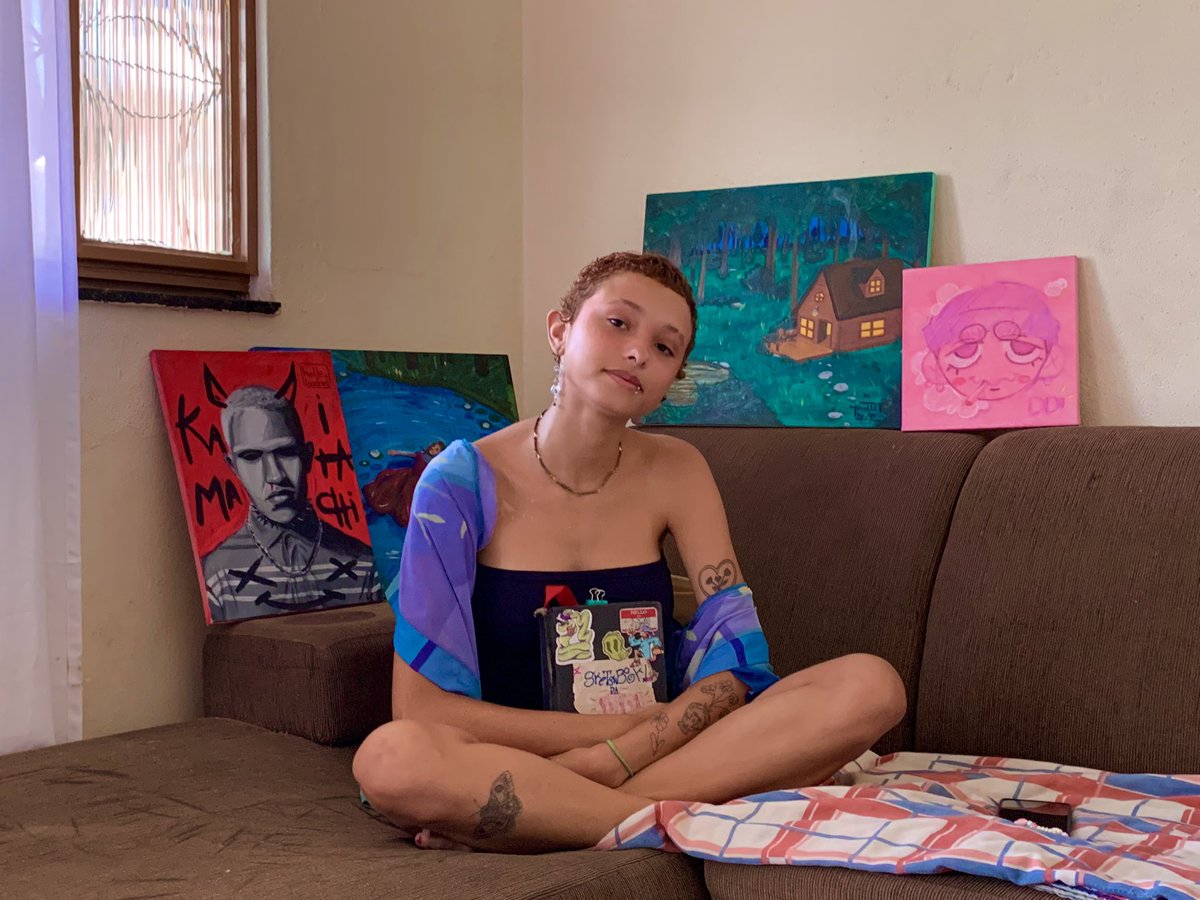 madebyluzzi's tweet photo. Artista de rua, desenhista e pintora: Dodora participa do “Visão da Rua” e conta sobre sua trajetória, sentimentos e vivências do mundo da arte. @dodoraxz 

Primeiro vídeo em 4K 60fps do canal!!!

Link do vídeo/canal na bio. https://t.co/BuEwlHLmL7