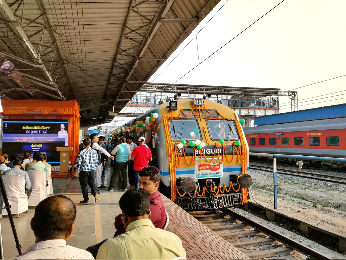 New DEMU Intercity Train service between Siliguri Junction & Radhikapur (75705/75706) flagged off by PM Shri @narendramodi ji 

Regular Run will start from (11/03/24) 

#NFRailEnthusiasts 
#IndianRailways

@Railmin @RailNf @drm_kir
