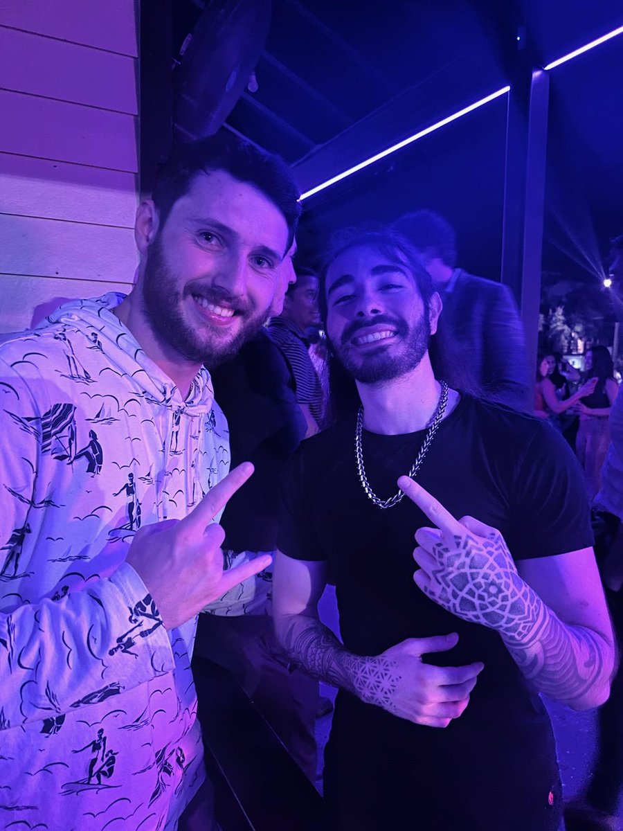 iTsPeeRLeSS's tweet photo. A wild @MoistCr1TiKaL appeared last night, pretty cool dude 10/10 would meet again https://t.co/PSudkzVujc