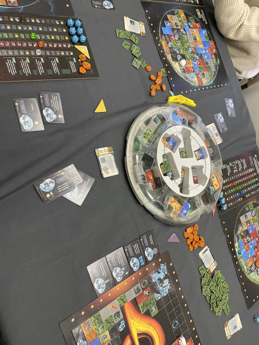 CelestialCrownC's tweet photo. 2024/3/9
#東京クローズ:#PlanetUnknown
星の終わり(Oblivion)←4人戦
やはり各レベルの技術はフルオープンで良い。そして企業と惑星はなんらかのロジックで選べるようにした方がいい。組み合わせが悪いと地蔵になる。
別にバランスを気にするもんではないが、拡張で調整されるとハイパー偉いな。 https://t.co/o1KrHbCHhf