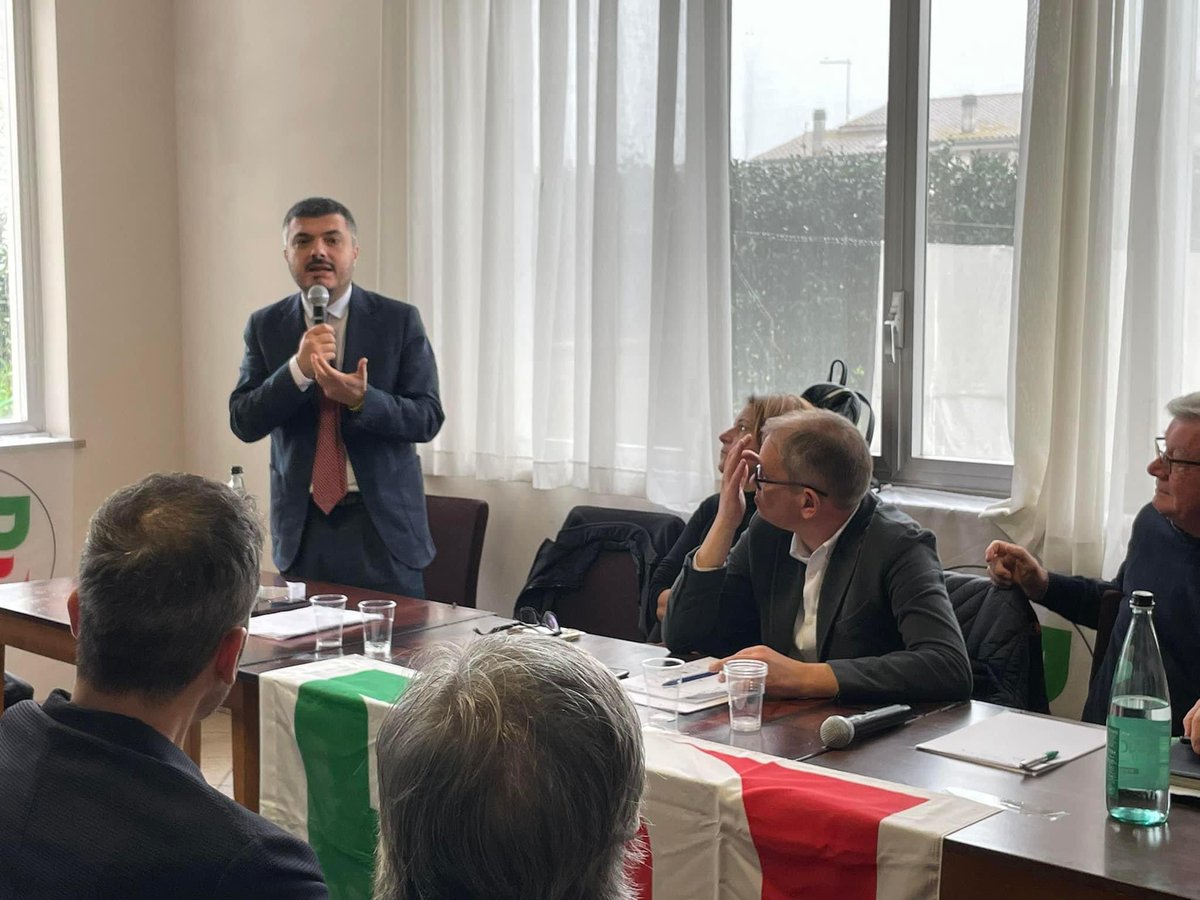 andcasu's tweet photo. Grazie ai Circoli del lago @pdnetwork grandissimo successo di partecipazione oggi ad Anguillara Sabazia per l’iniziativa "Raddoppio o chiusura, la nostra #ferrovia a un bivio". Insieme a Emiliano Minnucci, Mario Ciarla e Michela Califano ho toccato con mano la gravità della situazione che riguarda la linea #FL3 e porterò in Parlamento il grido di dolore dei Sindaci del Lago e di tutto il territorio per una vicenda che rischia di mettere in ginocchio la mobilità dell’intero quadrante nord della Capitale alla vigilia del Giubileo.