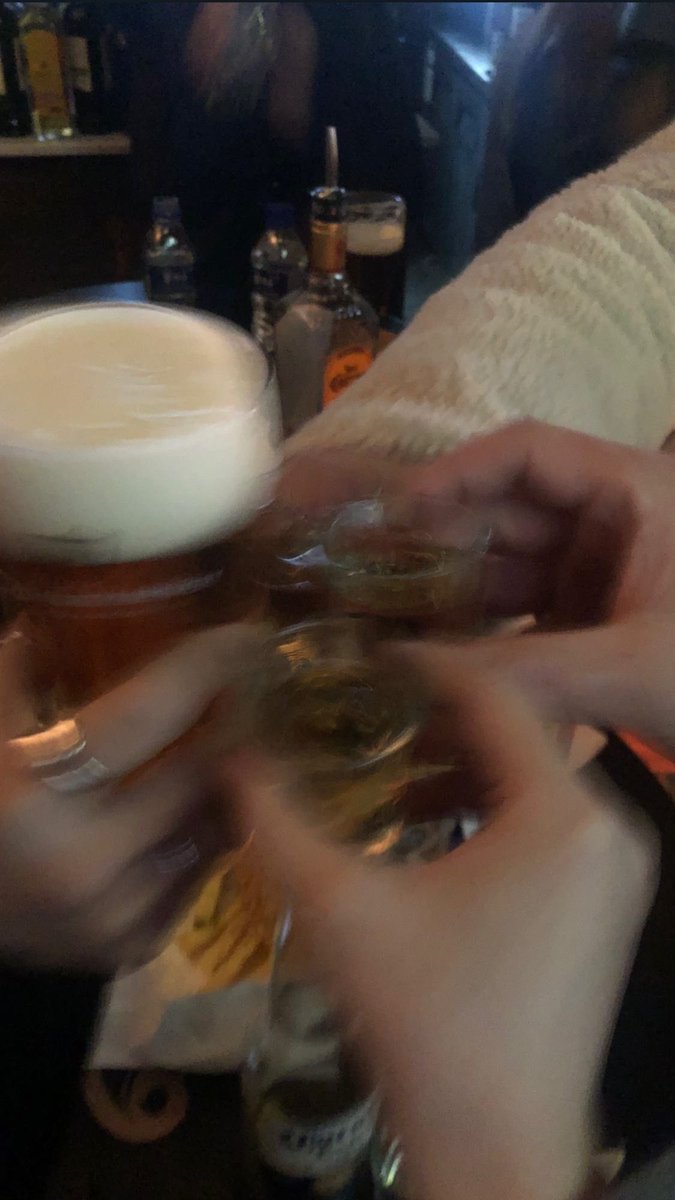 Это мы радостные празднуем нашу первую маленькую победу на нелегком пути возвращения «домой», к любимому делу.
Уже ночью поезд обратно.