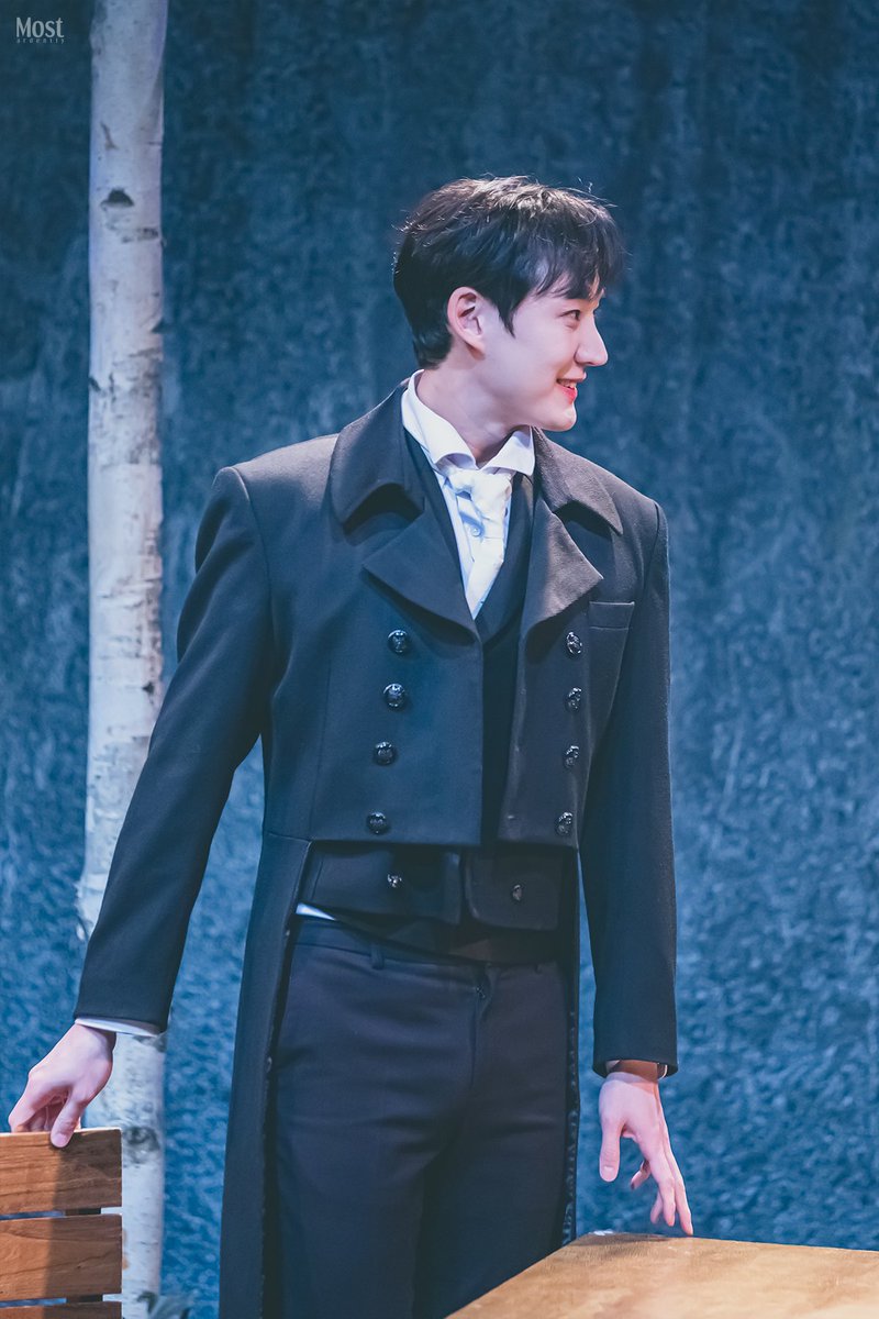 mst_rdntly's tweet photo. 240309 19:00
연극 <헤르츠클란> 
SPIN-OFF VER.
스페셜 커튼콜 ‘다즐링’
데미안 役 | #성연

오늘은 향이 좀 다른데요? https://t.co/ZCXdEs9E6N