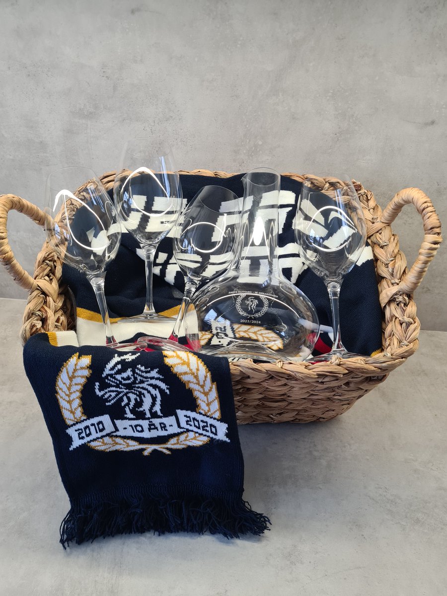 Blue Front Supports medlemmar har utsett Årets Slitvarg i <a href="/iko_officiell/">IK Oskarshamn</a>  #58 Hugo Jonasson!

Priset presenteras i samarbete med Elajo.

Vi tackar <a href="/Rekordfabriken/">Rekordfabriken</a> för framtagning av unik gravyr.