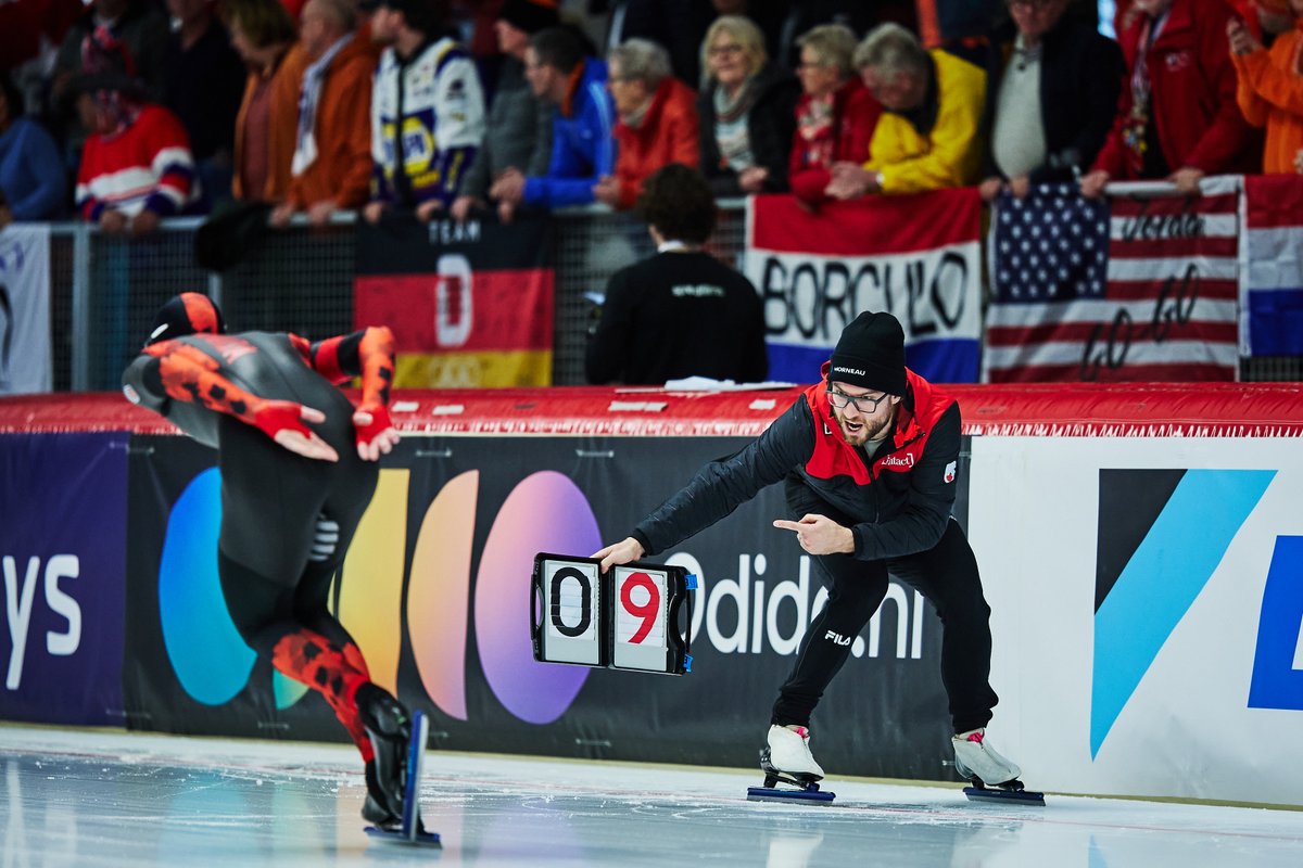 From World Sprint bronze 🥉 to coaching teammates during the World Allround Champs 👀 Nice one, Laurent Dubreuil! #WorldSpeed