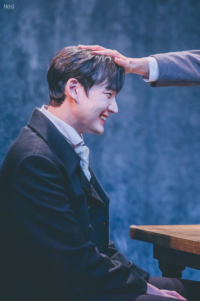 mst_rdntly's tweet photo. 240309 19:00
연극 <헤르츠클란> 
SPIN-OFF VER.
스페셜 커튼콜 ‘다즐링’
데미안 役 | #성연

이 조그마한 녀석🤭 https://t.co/VOOcntCgbD