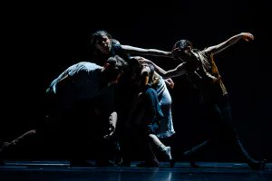 #Bygones Obra de minuciosa coreografía y efectos de ilusionismo. Espectáculo visual y sonoro preciso con un buen trabajo corporal. Se suceden las escenas pero adolece de  una narrativa y discurso hilvanado y sólido. Apreciable si se disfruta de los números coreográfico aislados.