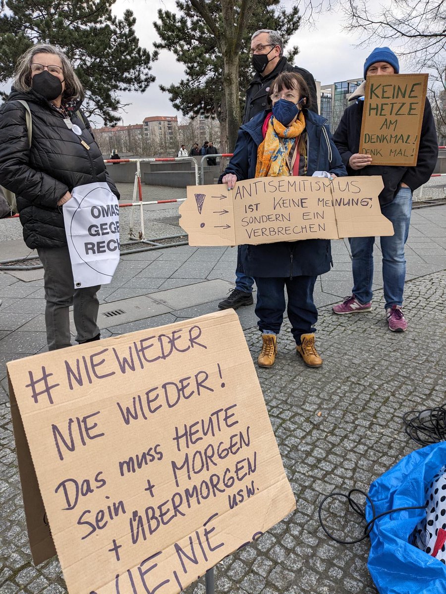 BerlingegenNazi's tweet photo. Der Gegenprotest von @OmasGgRechtsBln and Friends am und zum Schutz des Denkmals für die ermordeten Juden Europas ist bereits seit 16.30 Uhr eröffnet. Die Demonstration aus dem Spektrum der verschwörungsideologischen Souveränisten wird hier in kürze vorbeilaufen. #b0903 https://t.co/CNI9d0xTuS