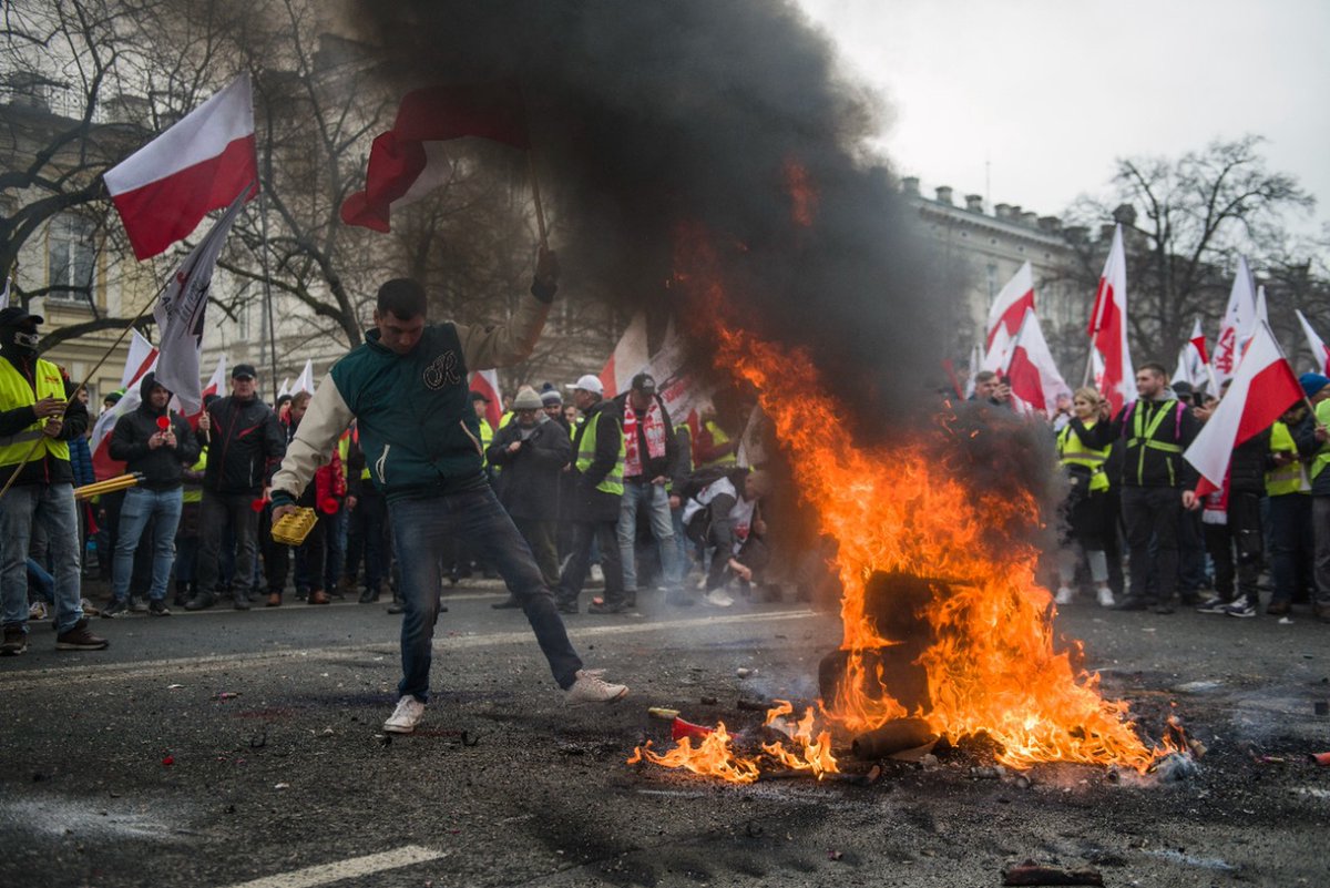 nexta_tv's tweet photo. Polish farmers, unable to reach an agreement with the government, have announced a new protest across the country.

The farmers assert that their action will "bring all of Poland to a halt."