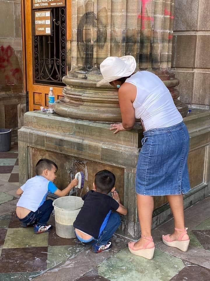 Mientras unas mujeres vandalizan y destruyen, otras educan y construyen.