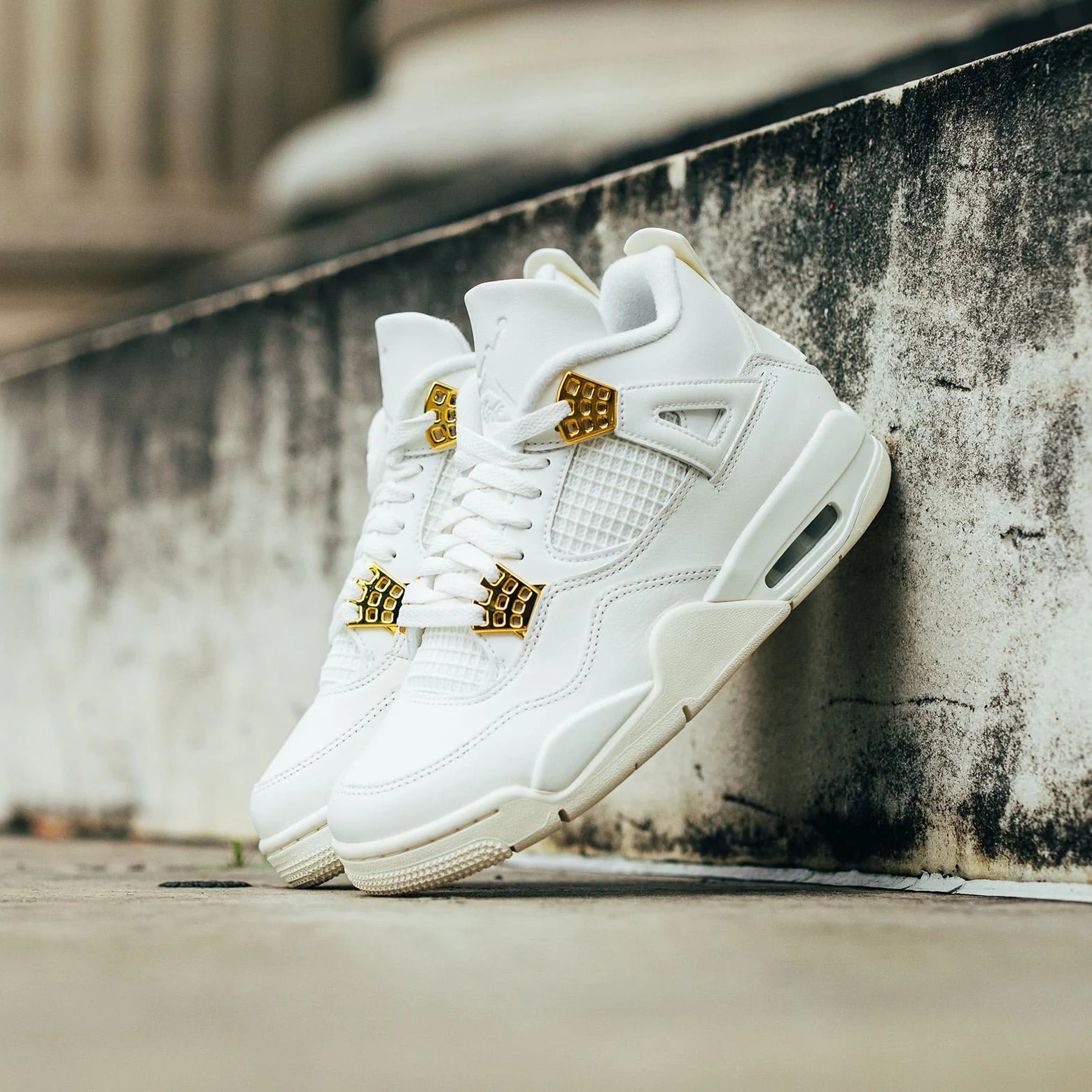 Air jordan retro white and gold hotsell