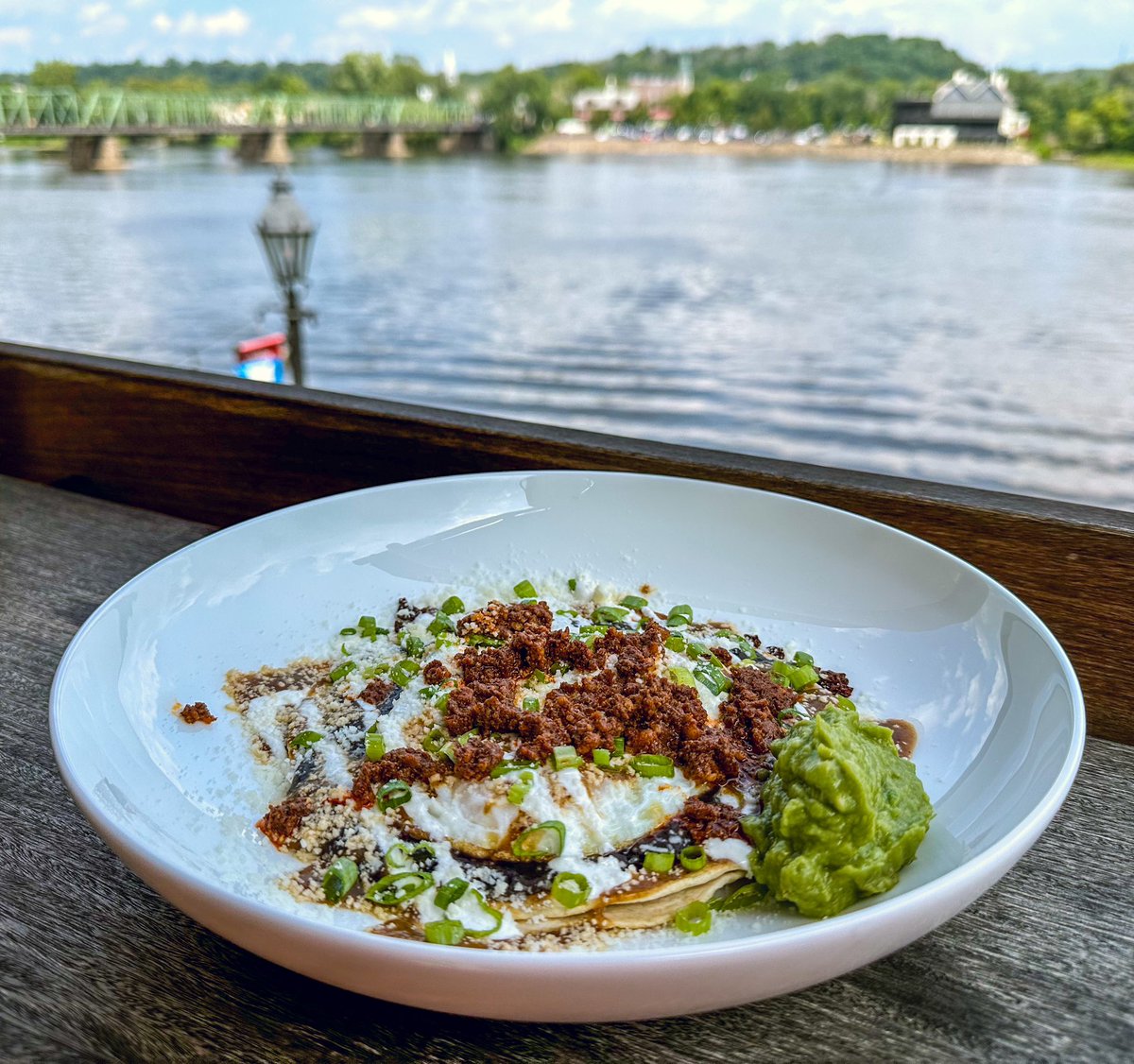¡Buenos días! Make it a great morning with our #HuevosRancheros 🍳 It’s a cheese quesadilla covered with salsa roja, black beans, two farm fresh eggs, cotija cheese, chorizo, and avocado 🥑 Get it for #WeekendBrunch on Sat &amp; Sun from 11 AM - 2 PM 👏  #BuenosDías #StellaNewHope