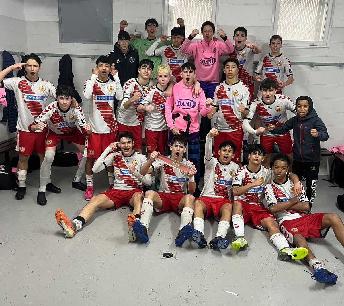CELHFutbolBase's tweet photo. [MARCADOR CADET]

🏆 1a Divisió Cadet. G11 | J20
✅️ CD 2-1 @uecastelldefels
⚽️ Jason
⚽️ Adan

🚀 Dissetena victòria del conjunt d'@alexciezaa!

#SomhiHospi #SomFutur⚪️❤️ https://t.co/LADkbsWmPc