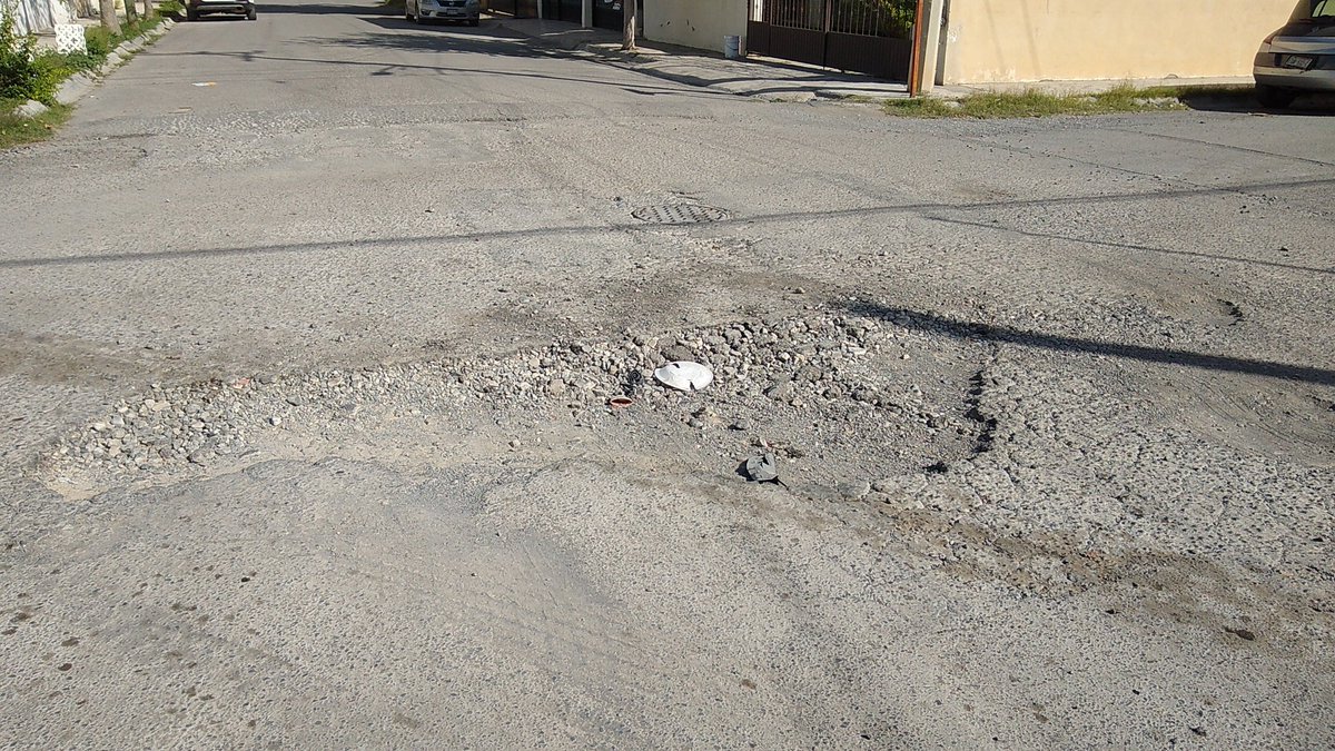 rs_ii's tweet photo. @CICsal y así va el bache reportado en septiembre 2023, es en el cruce de Ricardo Peart y Pino col. El Baluarte. @spublicossalt https://t.co/8eWss5Yj24