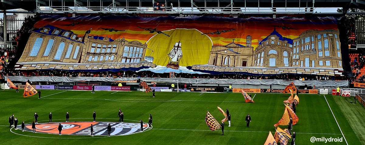 Milydroid's tweet photo. Allez Lorient #FCLOM
Bravo , c'est magnifique !  @KopSudFCL1926 🧡🖤 https://t.co/l5vSQue14O