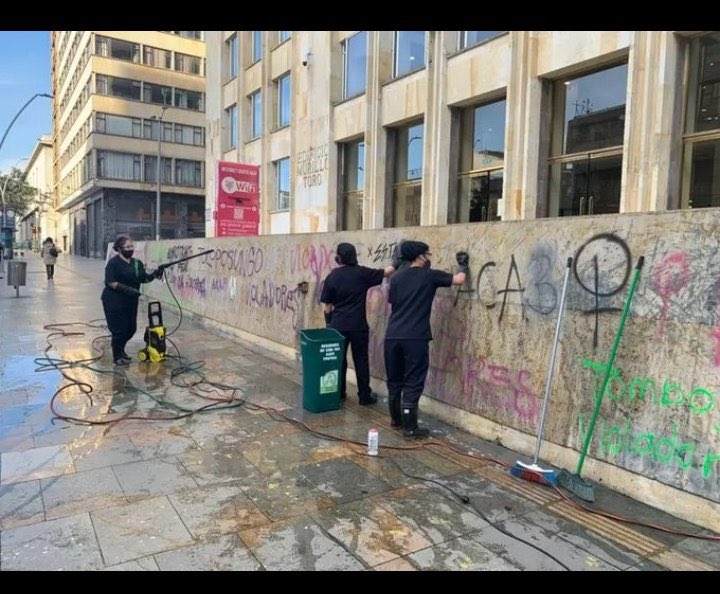 Reivindicando ni puta mierda, malparidas desadaptadas. Siempre es así, estas señoras de servicios generales son las paganas de su estupidez. 👇🏽