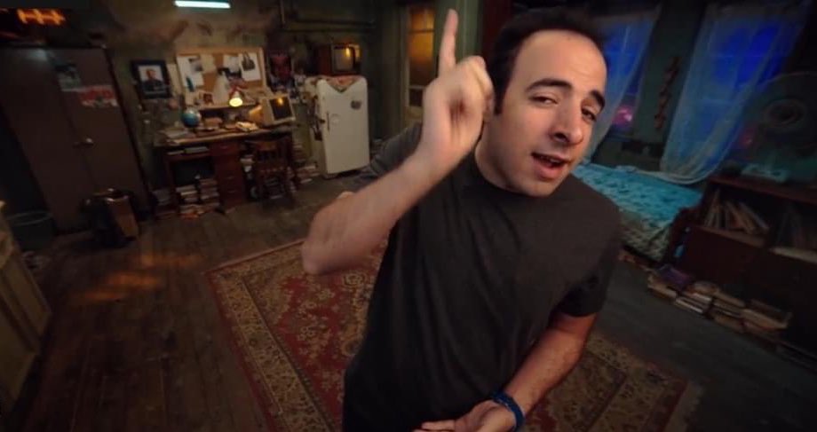 الحب يا عزيزي بيجي بعد المشاكل والخِصام والغياب والتعب والعيوب اللي بتظهر، بيجي لما تكون مصمم تختار الشخص ده رغم كل حاجه 🤎"
