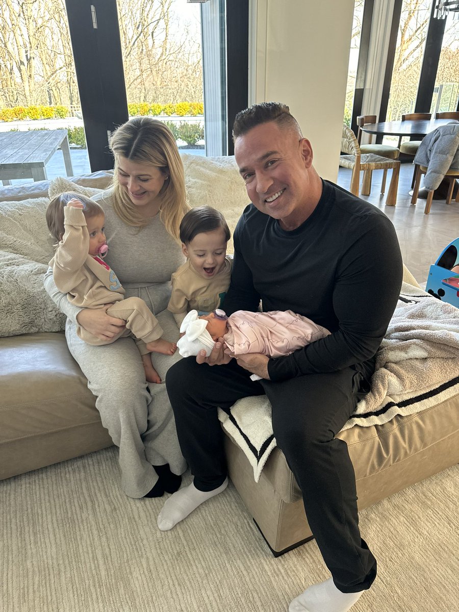 ItsTheSituation's tweet photo. FIRST FAMILY PHOTO 📸 🥹

SITUATION FAMILY of 5 🇮🇹 

I still remember the days I prayed for what I have now 🙏🏼 https://t.co/udNKoUBLG7
