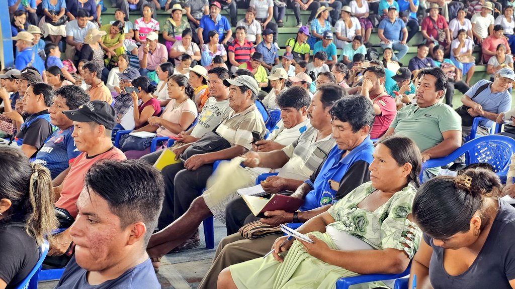 evoespueblo's tweet photo. La tarea de cada uno de nuestros afiliados en la Seis Federaciones es mantenerse informados para generar debates que concluyan en la mejor toma de decisiones para nuestras bases.
No podemos caer en la campaña de desinformación que viene desde el gobierno con la intención de dividirnos. 

Nuestra organización compuesta por mujeres y hombres de convicción  revolucionaria se fortalece con cada uno de los ataques de la derecha interna y externa.

En esa línea, llevamos adelante nuestro ampliado ordinario en la sede de Lauca Ñ en el que abordamos varios temas referentes a lo social, económico, político  y orgánico. 
¡Unidos Venceremos!