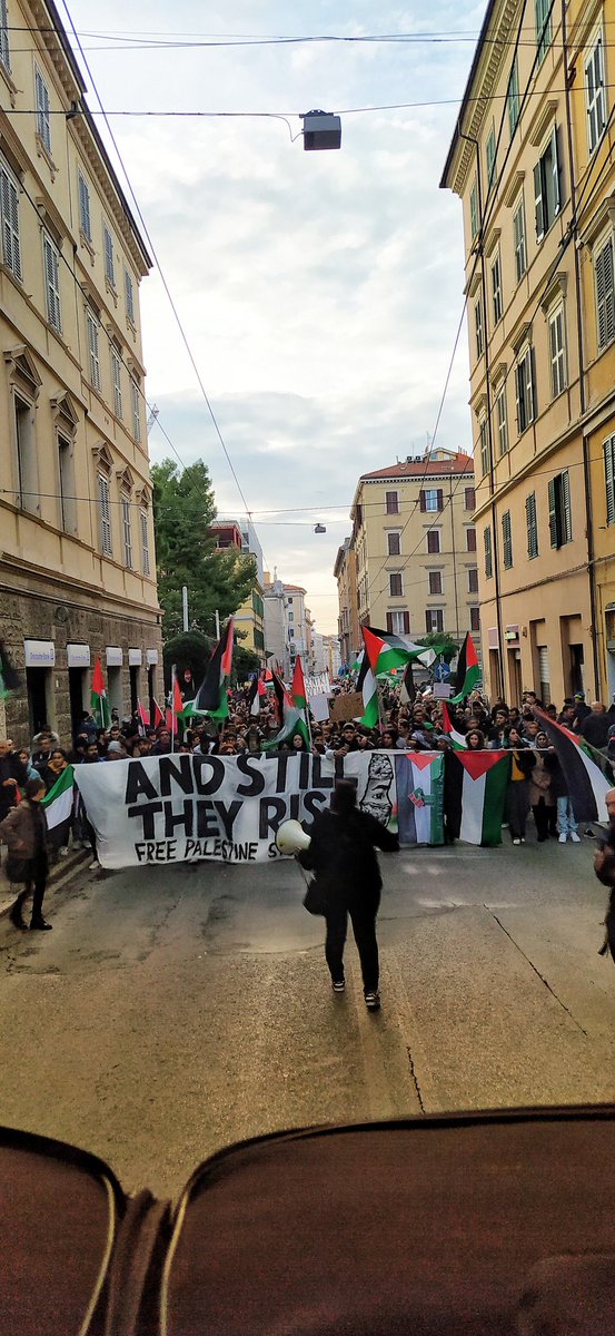 Glomeda1's tweet photo. Il corteo continua ad ingrandirsi mentre attraversa le strade di #Ancona.
#FreePalestine #StopGenocide #gaza #Palestina #centrisocialimarche #andstilltheyrise https://t.co/v3Q9ikG46r