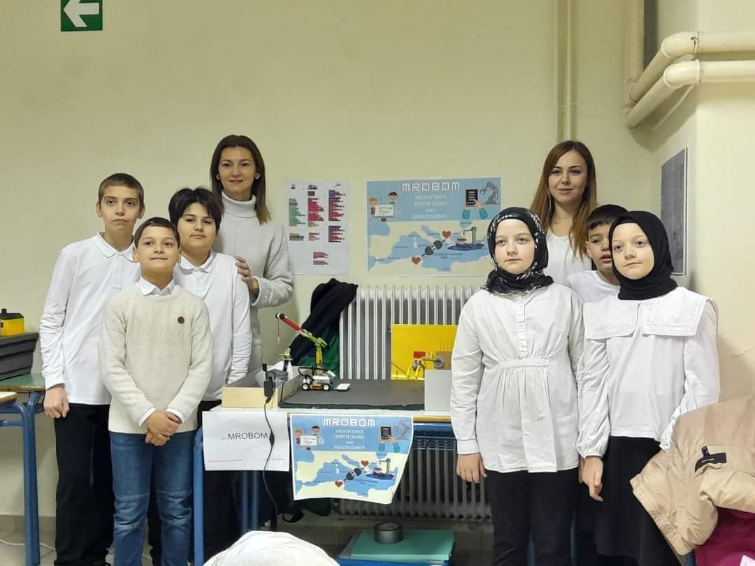 synke2012's tweet photo. Doğu Makedonya - Trakya Eyaleti Robotik kodlama yarışmasında birinci olan çocuklarımızı tebrik ediyoruz 🥇 https://t.co/3FVbGxQxZI